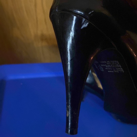 FIONI Clothing Shoes Black Shiny Size 5 Shoes With 4 Heel Has A